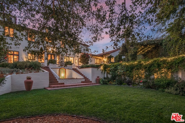 view of yard at dusk