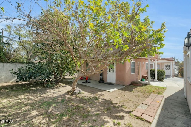 view of yard featuring a patio