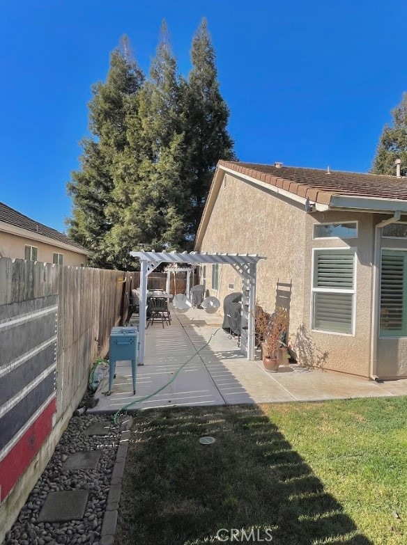 view of yard with a pergola