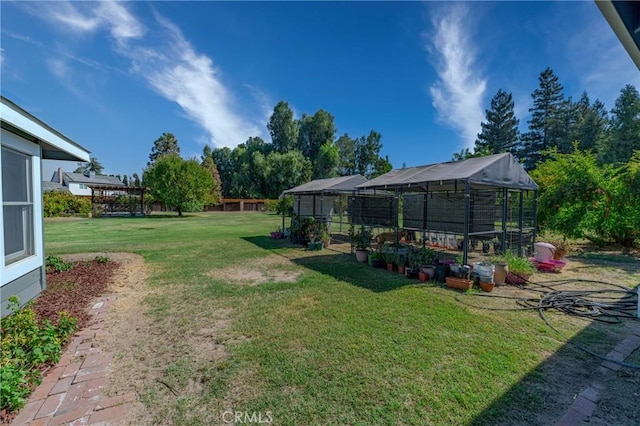 view of yard with an outbuilding