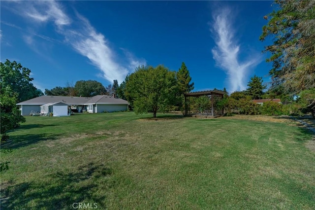 view of yard featuring a pergola