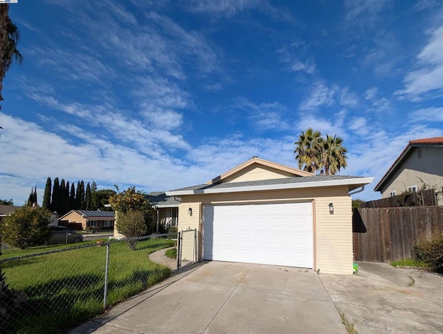 ranch-style home featuring a front lawn