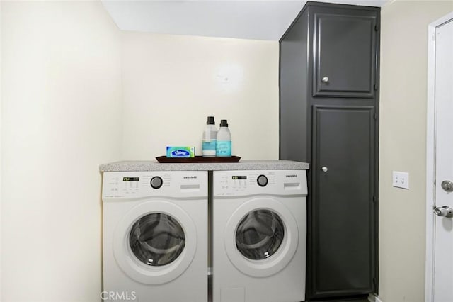 laundry room featuring cabinets and independent washer and dryer