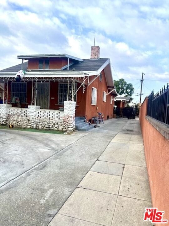 view of front facade featuring covered porch