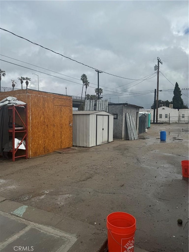 view of yard featuring a shed