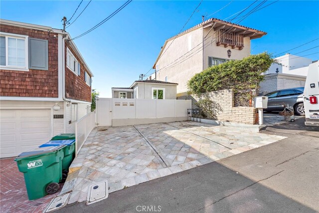 1051 Gaviota Dr, Laguna Beach, CA 92651 - view of patio / terrace with a gate