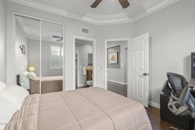 bedroom featuring a closet, ornamental molding, dark hardwood / wood-style floors, and ceiling fan