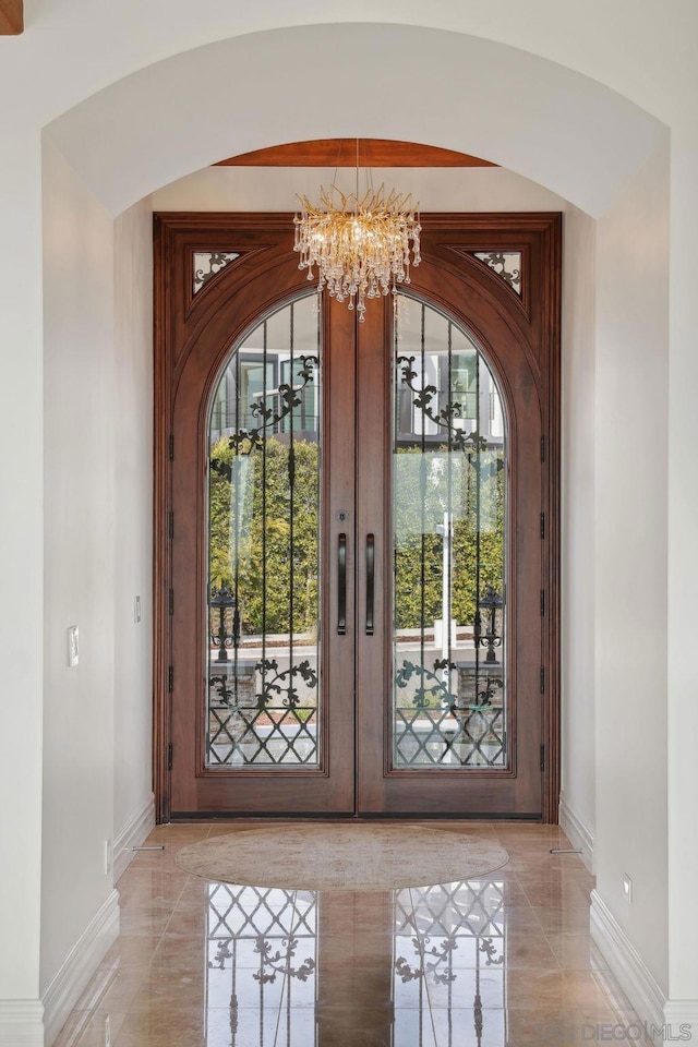 doorway featuring an inviting chandelier