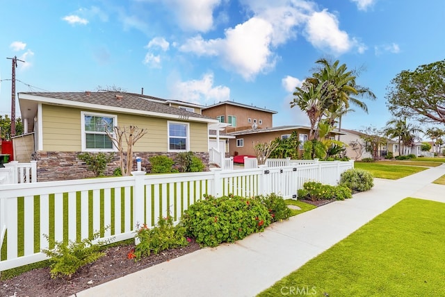 view of front of home featuring a front yard