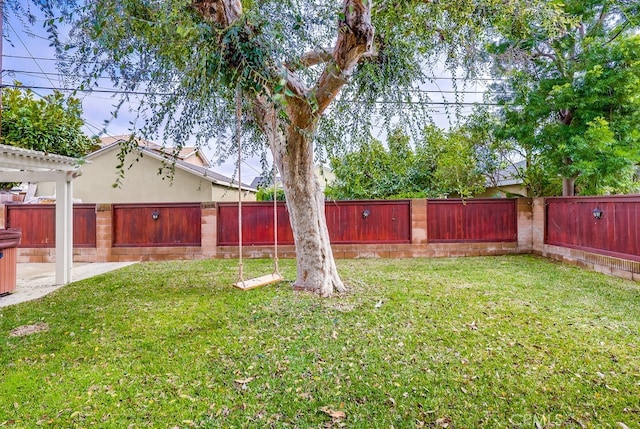 view of yard featuring a pergola