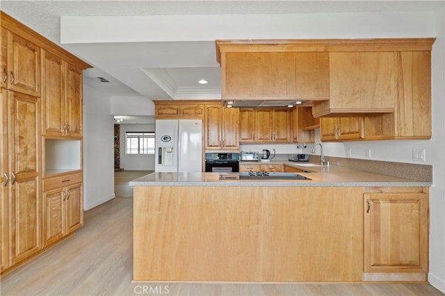 kitchen with black appliances, sink, ornamental molding, light hardwood / wood-style floors, and kitchen peninsula