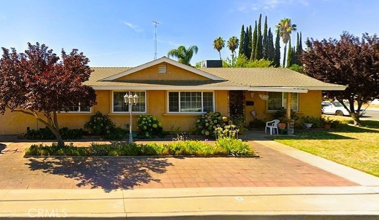 view of front facade featuring a front yard