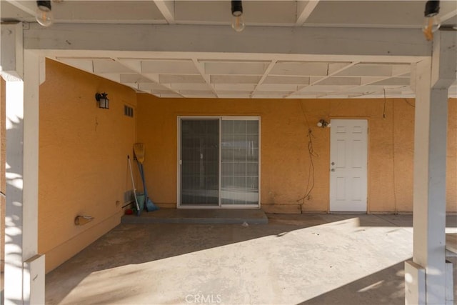 view of exterior entry featuring stucco siding