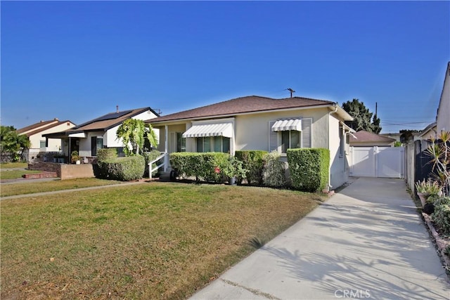 bungalow-style house featuring a front lawn