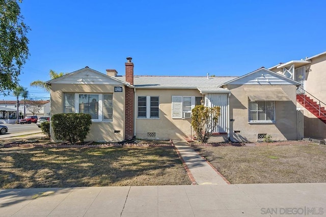 view of front of house with a front lawn