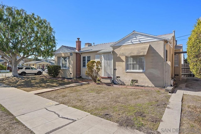 view of front of home featuring a front yard