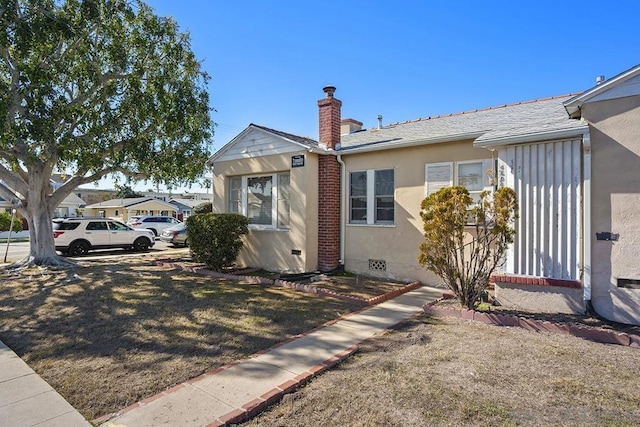 view of front of property with a front lawn