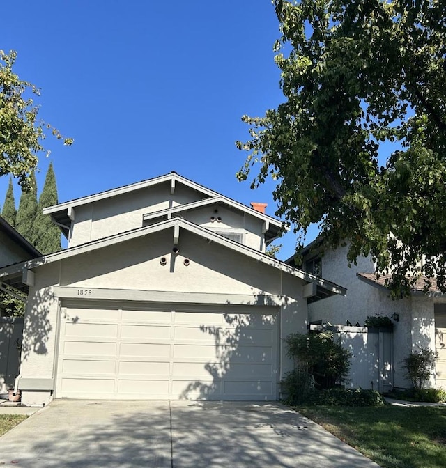 view of front facade featuring a garage