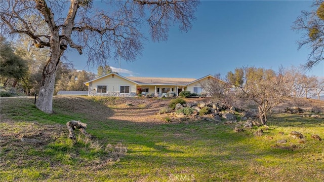 single story home with a front yard