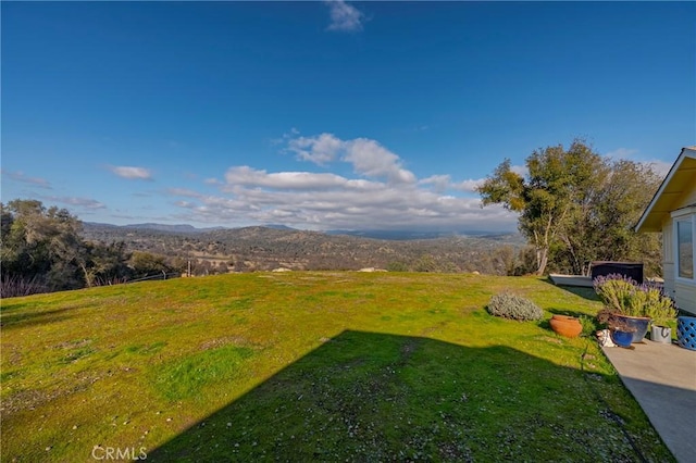 view of yard featuring a mountain view
