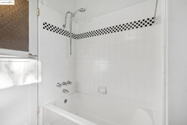 bathroom with tiled shower / bath combo