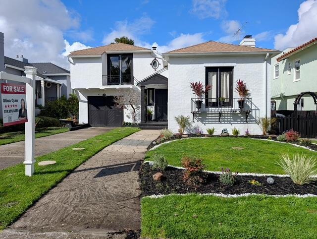 view of front of property featuring a garage and a front yard