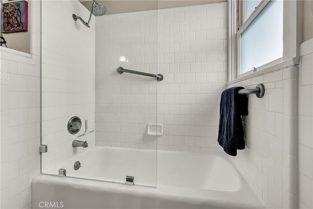 bathroom with tiled shower / bath