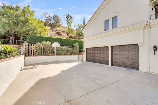 2572 Sunset Dr, Riverside, CA 92506 - view of side of property featuring a garage