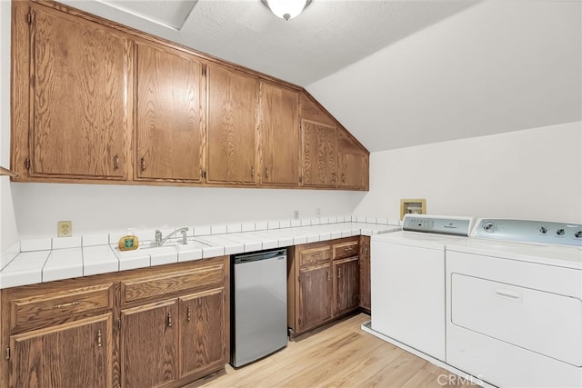 2572 Sunset Dr, Riverside, CA 92506 - laundry room with separate washer and dryer, sink, light hardwood / wood-style flooring, and a textured ceiling