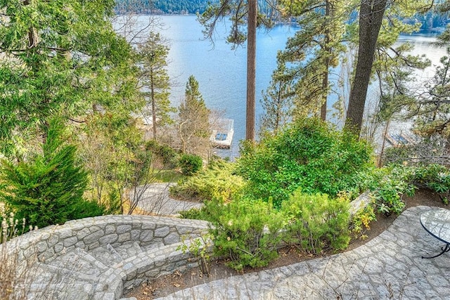 view of yard featuring a water view