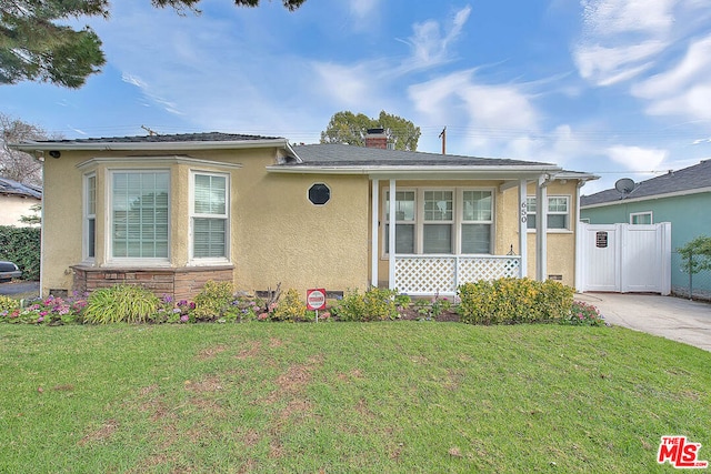 view of front of home featuring a front lawn