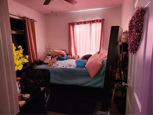 bedroom featuring ceiling fan and a textured ceiling