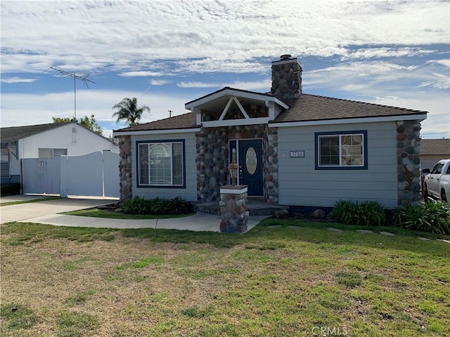 single story home featuring a front lawn