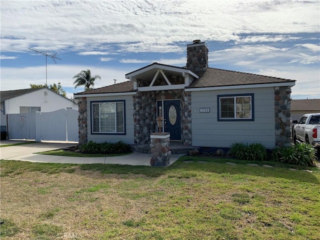 view of front facade with a front lawn