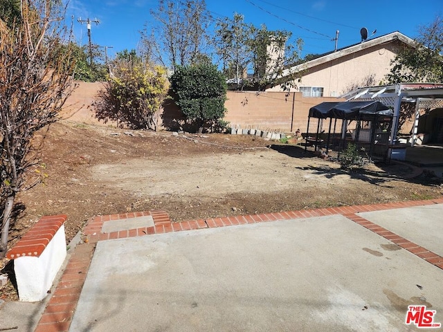 view of yard featuring a patio