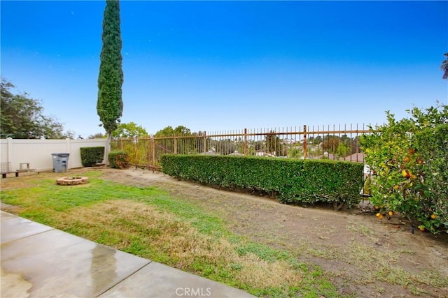 view of yard featuring a fire pit