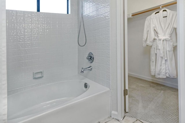 bathroom with tiled shower / bath combo