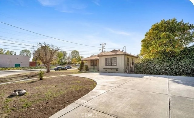 view of front facade with concrete driveway