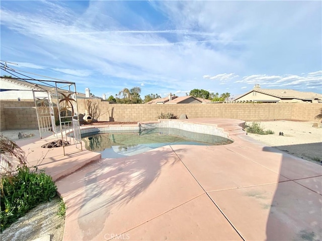 81060 Paloma Cir, Indio, CA 92201 - view of swimming pool featuring a fenced backyard and a patio