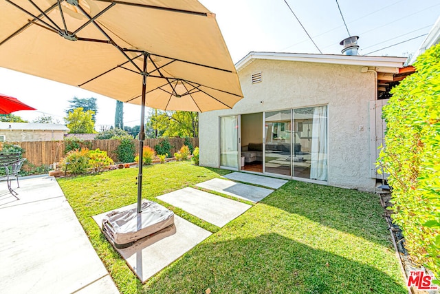 view of yard featuring a patio