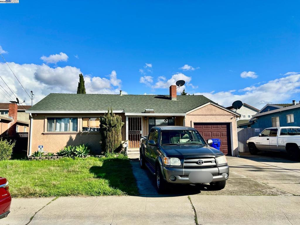 view of front facade featuring a garage and a front yard