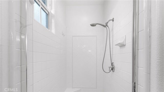 bathroom featuring a tile shower