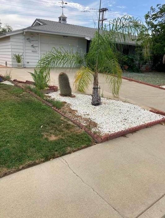 view of yard with a garage