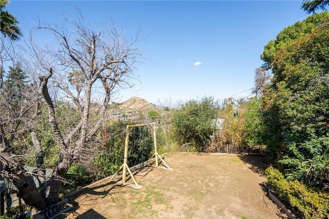 view of yard featuring a mountain view