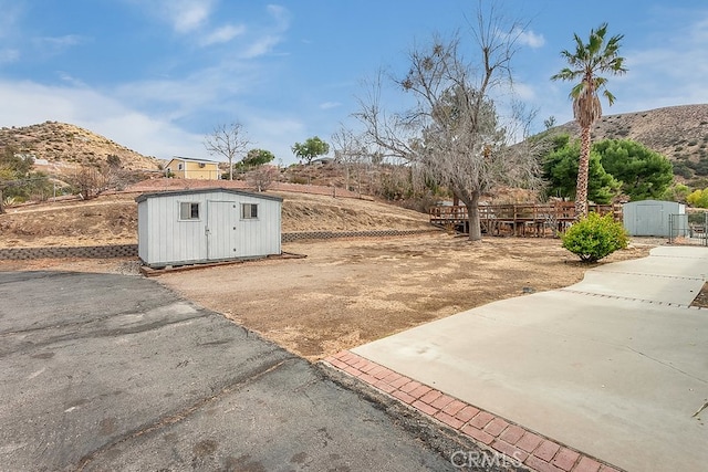 view of yard with a mountain view and a storage unit