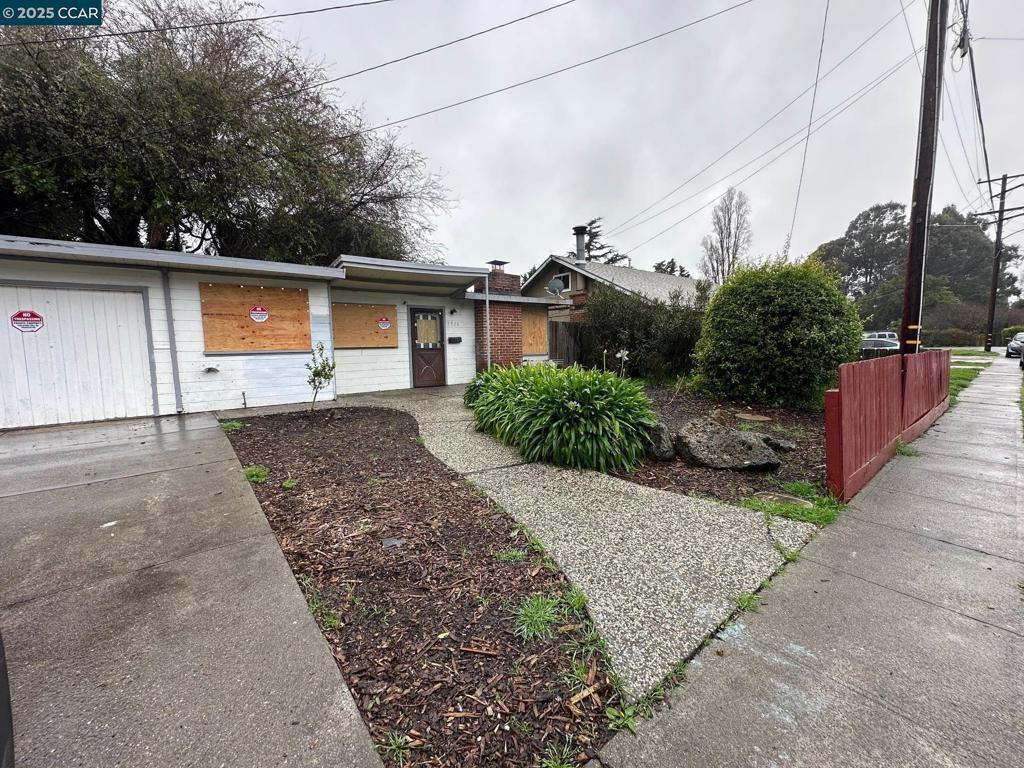 ranch-style home featuring a garage