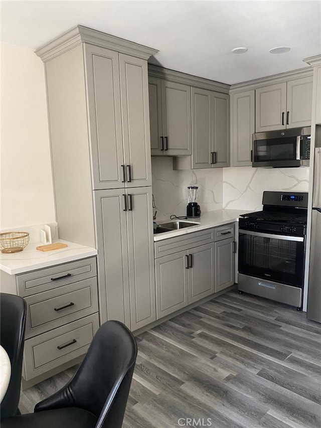 kitchen featuring sink, dark wood-type flooring, gray cabinets, and stainless steel appliances