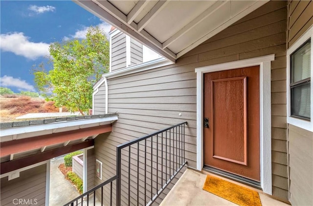 property entrance featuring a balcony