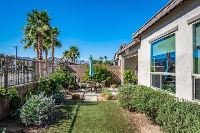 view of yard featuring a patio area