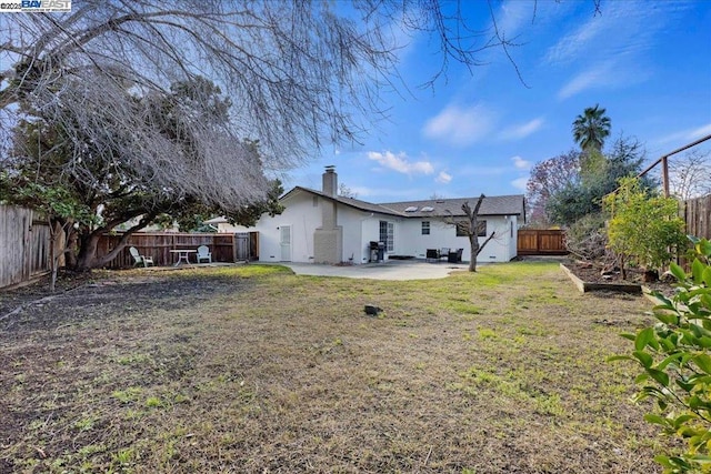 view of yard featuring a patio area